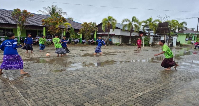 Meriahkan Hari Santri, MTsN 1 HST Lombakan Futsal Pakai Sarung