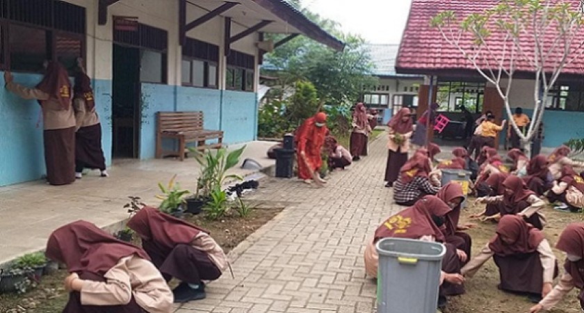 Ciptakan Lingkungan BERSERI di Tahun Ajaran Baru, MTsN 1 HST Gelar Sabtu Bersih