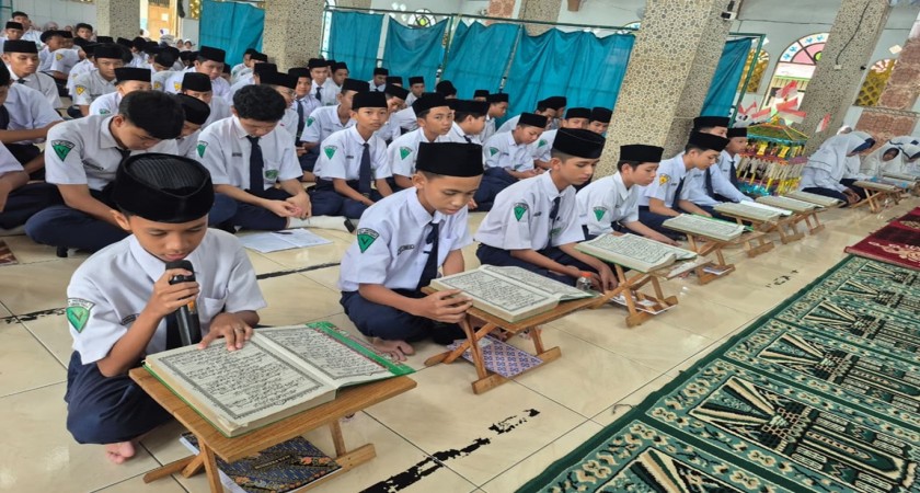 Wujudkan Generasi Cinta Qur’an, MTsN 1 HST Gelar Khataman Bersama