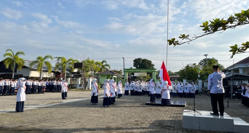 Pasca Libur Lebaran, MTsN 1 HST Gelar Kembali Upacara Bendera