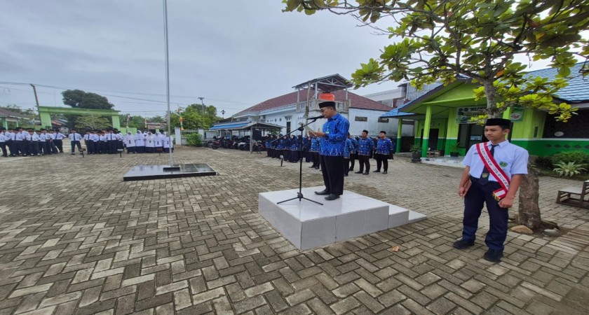 MTsN 1 HST Gelar Upacara Hari Pahlawan 2025, Kaur TU Sampaikan Tiga Teladan Pahlawan