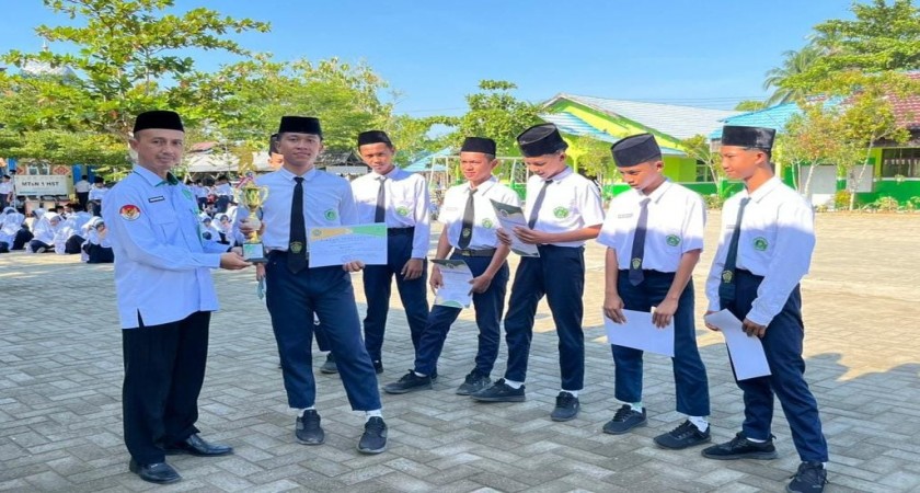 MTsN 1 HST Serahkan Tropi dan Piagam Penghargaan Juara Futsal Pakai Sarung