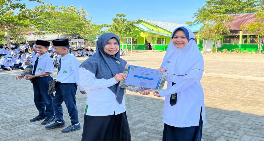 MTsN 1 HST Beri Apresiasi Bagi Tiga Peserta Didik Yang Ukir Prestasi di Ajang MTQ ke-XLV Tingkat Kabupaten Tahun 2025