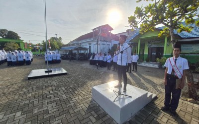 Upacara Bendera, Pembina Ingatkan Siswa tentang Pentingnya Adab dalam Menuntut Ilmu