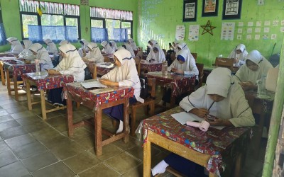 Asah Kesiapan TKA, MTsN 1 HST Gelar Try Out Bersama Genza Education