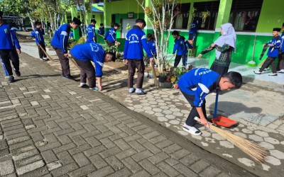 Tingkatkan Kebersihan Lingkungan Madrasah, MTsN 1 HST Gelar Kerja Bakti