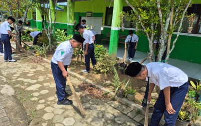 Semangat Baru Pasca Libur Lebaran, MTsN 1 HST  Lakukan Aksi Kebersihan