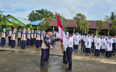 Plt. Kamad MTsN 1 HST Lantik Pengurus OSIS Periode 2026/2027