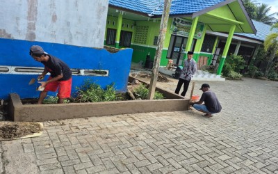 Ciptakan Lingkungan Madrasah yang Asri dan Indah, MTsN 1 HST Benahi Area Hijau melalui Pembuatan Taman