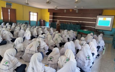 Siswi MTsN 1 HST Terima Penyuluhan Kesehatan Reproduksi Pada Remaja Putri dari Tim Puskesmas Pantai Hambawang